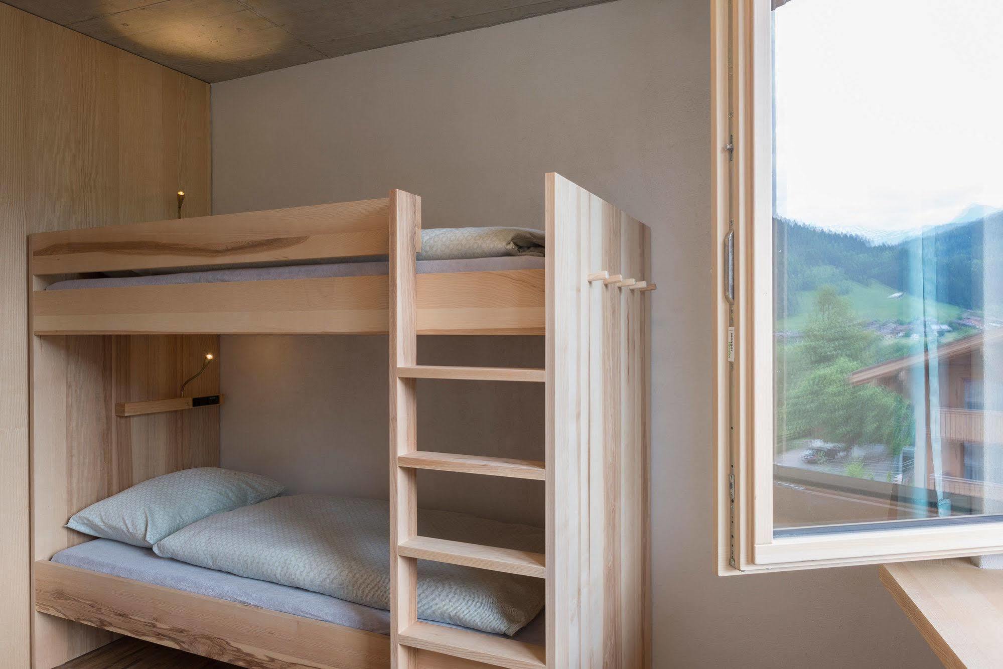 Saanen Gstaad Youth Hostel Екстер'єр фото
