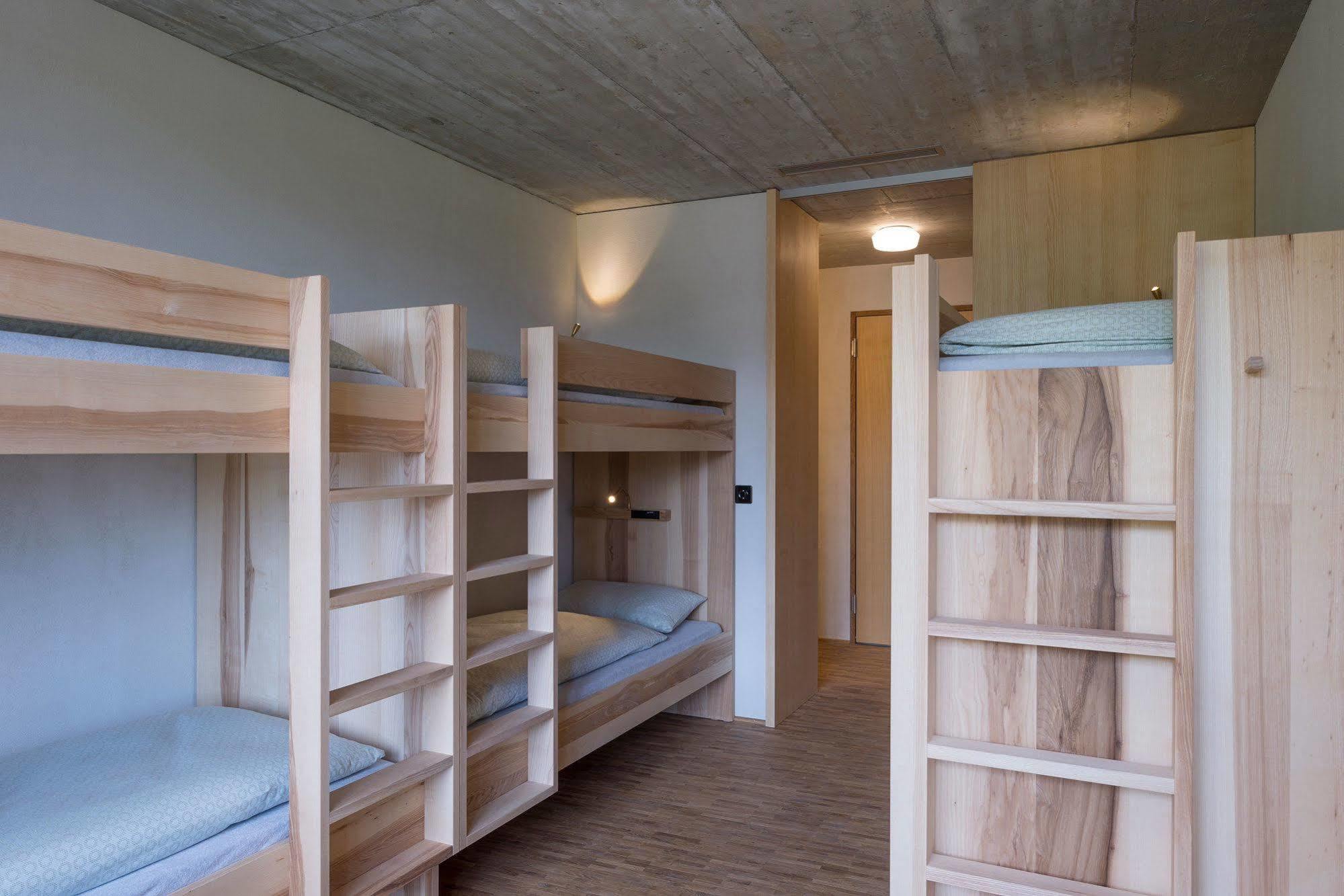 Saanen Gstaad Youth Hostel Екстер'єр фото
